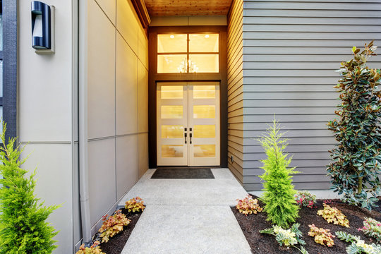 Entry porch of Contemporary style home in Bellevue