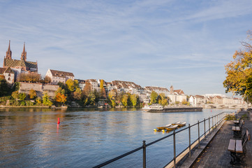 Obraz premium Basel, Stadt, Altstadt, Rhein, Rheinufer, Rheinschifffahrt, Grossbasel, Kleinbasel, Münster, Kirche, Pfalz, Altstadthäuser, Herbst, Basel-Stadt, Schweiz