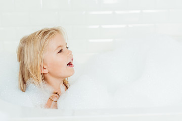 Naklejka premium adorable child in bathtub