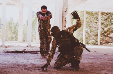 Naklejka premium Soldier take cover with rifle on wall