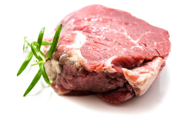 Rohes Rinderfilet Rindersteak Rindfleisch isoliert freigestellt auf weißen Hintergrund, Freisteller