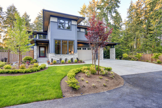 Luxurious home design with modern curb appeal in Bellevue.
