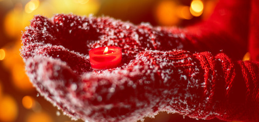 Weihnachten, h&auml;nde mit Kerze