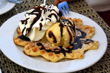 Waffeleis mit Schlagsahne