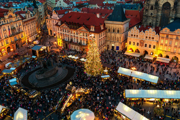 Obraz premium Christmas market in Old Town of Prague as seen from above.