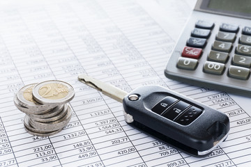 Autokosten und Finanzierung; Autoschlüssel, Euromünzen und Taschenrechner auf Tabellen,...