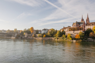 Obraz premium Basel, Stadt, Münster, Kirche, Pfalz, Rhein, Rheinufer, Rheinfähre, Fähre, Altstadt, Altstadthäuser, Wettsteinbrücke, Herbst, Schweiz