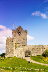 Fototapeta na wymiar Dunguaire Castle Schloss Burg Turm Irland Hochformat Reise Mittelalter