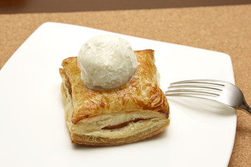Apple pie with ice cream