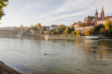 Basel, Stadt, Altstadt, Rhein, Rheinufer, Transportschiff, Münster, Kirche, Wettsteinbrücke, Herbst, Herbstfarben, Basel-Stadt, Schweiz