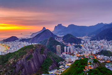 Blick auf den Sonnenuntergang von Copacabana und Botafogo in Rio de Janeiro. Brasilien