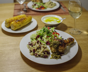 Hächchenkäule mit Bohnenreis Salat und Maiskolben