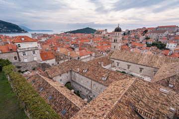 Fototapeta na wymiar Blick auf Altstadt Dubrovnik und Franziskaner Kloster von der Stadtmauer