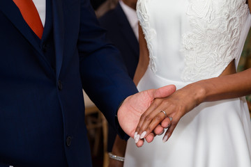 Fototapeta premium Pokazuje pierścień panny młodej