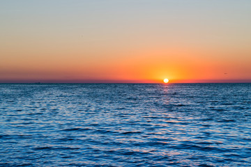 Obraz premium Beautiful sunset over sea