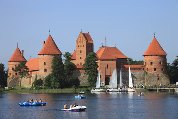 Lituania, il castello di Trakai e il lago.