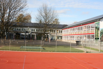 Schulgebäude, Schulhaus, Schulpause ,Sportplatz,Schulhof