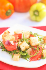 Salad with croutons, tomatoes and arugula