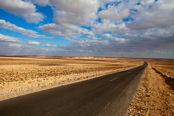 Fototapeta na wymiar King's Highway through the desert in Jordan, Middle East 