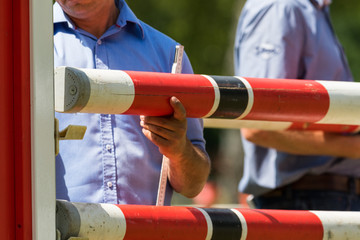 Latte vom Hindernis beim Reitsport © Christian Schwier