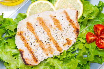fillet of grilled tuna with salad and tomatoes