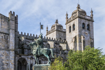 Fototapeta premium Equestrian statue of Vimara Peres next to Porto Cathedral (Se do Porto). Vimara Peres was a IX century nobleman from Kingdom of Asturias and first ruler of the County of Portugal. Porto, Portugal.
