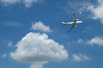 Fototapeta na wymiar airplane with blue sky background