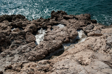 Klippen mit Salzablagerung