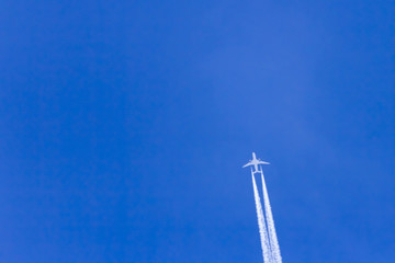 Flugzeug am Himmel von unten