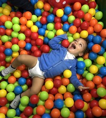 Neonato gioca nella piscina di palline