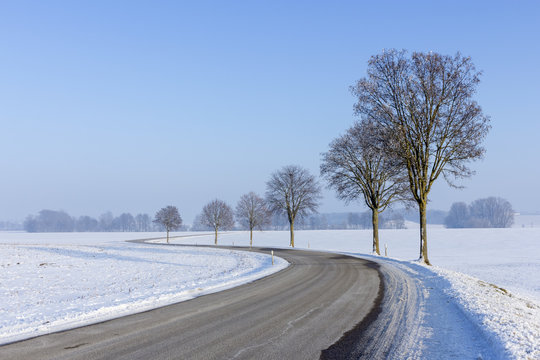 Winterstra&szlig;e mit S-Kurve bei Luttenwang