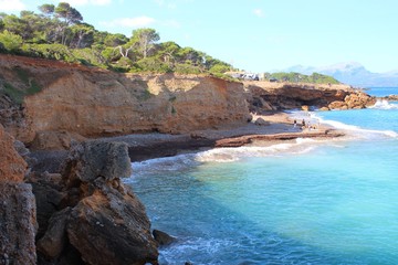 Felsen im Meer auf der Halbinsel la Victoria auf Mallorca