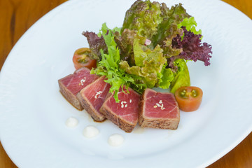 Tuna steak and green salad