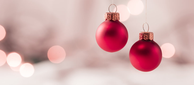 H&auml;ngende Weihnachtskugeln mit weichem Lichter Bokeh 