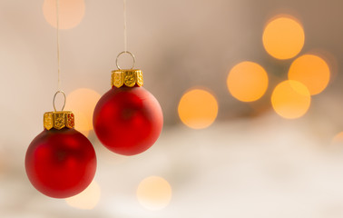 H&auml;ngende Weihnachtskugeln mit weichem Lichter Bokeh 