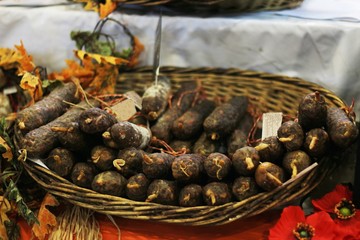 un présentoire d'épicerie garnie de jambon crue pour un service de dégustation
