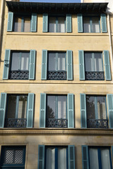 Immeuble parisien à volets bleus à Paris, France