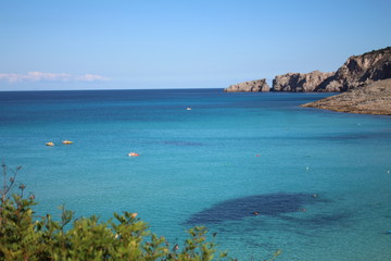 T&uuml;rkisfarbenes Meer, Gr&uuml;n und Felsen