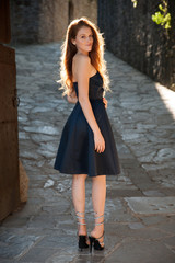 Naklejka premium Beautiful young woman model in blue dress posing outdoor in the park