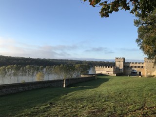 Naklejka premium chateau de la tranchade et brume dans la vallée