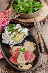 rôti de Bœuf sauce au poivre et pommes de terre en robe des champs 3