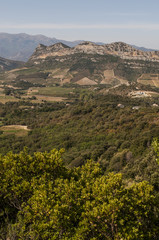 Corsica, 28/08/2017: vista panoramica del paesaggio selvaggio dell'Alta Corsica con le montagne circondate da colline verdi, vigneti e campi di grano