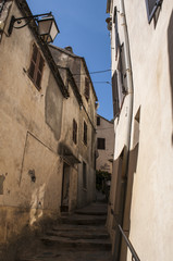 Fototapeta na wymiar Corsica, 28/08/2017: i vicoli e le case di Nonza, uno dei borghi più famosi della costa occidentale di Capo Corso