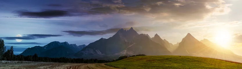 Fototapete Tatra Tag- und Nachtzeitänderungskonzept über dem ländlichen Gebiet im Tatra-Gebirge. schönes Panorama der landwirtschaftlichen Fläche. wunderschöner Bergkamm mit hohen Felsgipfeln mit Sonne und Mond
