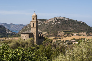 Fototapeta na wymiar Corsica, 28/08/2017: vista panoramica della chiesa di San Martino (XVI secolo) a Patrimonio, villaggio dell'Alta Corsica circondato da colline verdi e vigneti