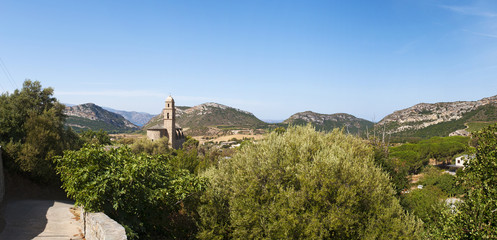 Fototapeta premium Corsica, 28/08/2017: vista panoramica della chiesa di San Martino (XVI secolo) a Patrimonio, villaggio dell'Alta Corsica circondato da colline verdi e vigneti
