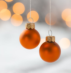 Hängende Weihnachtskugeln mit weichem Lichter Bokeh 