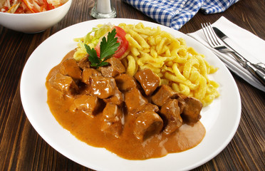 Kalbsgulasch mit Spätzle