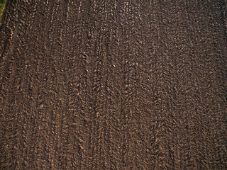 Luftaufnahme: gepflügter Acker