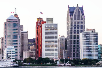 Obraz premium Iconic Buildings lining the Detroit River Waterfront as viewed from Windsor, Ontario, Canada at dusk.